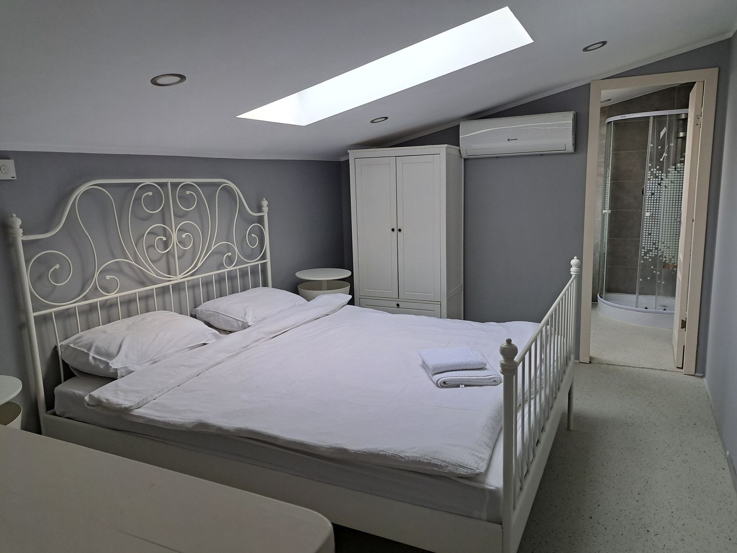 Studio cochet de închiriat în mansardă, inima orașului! - Poză 2