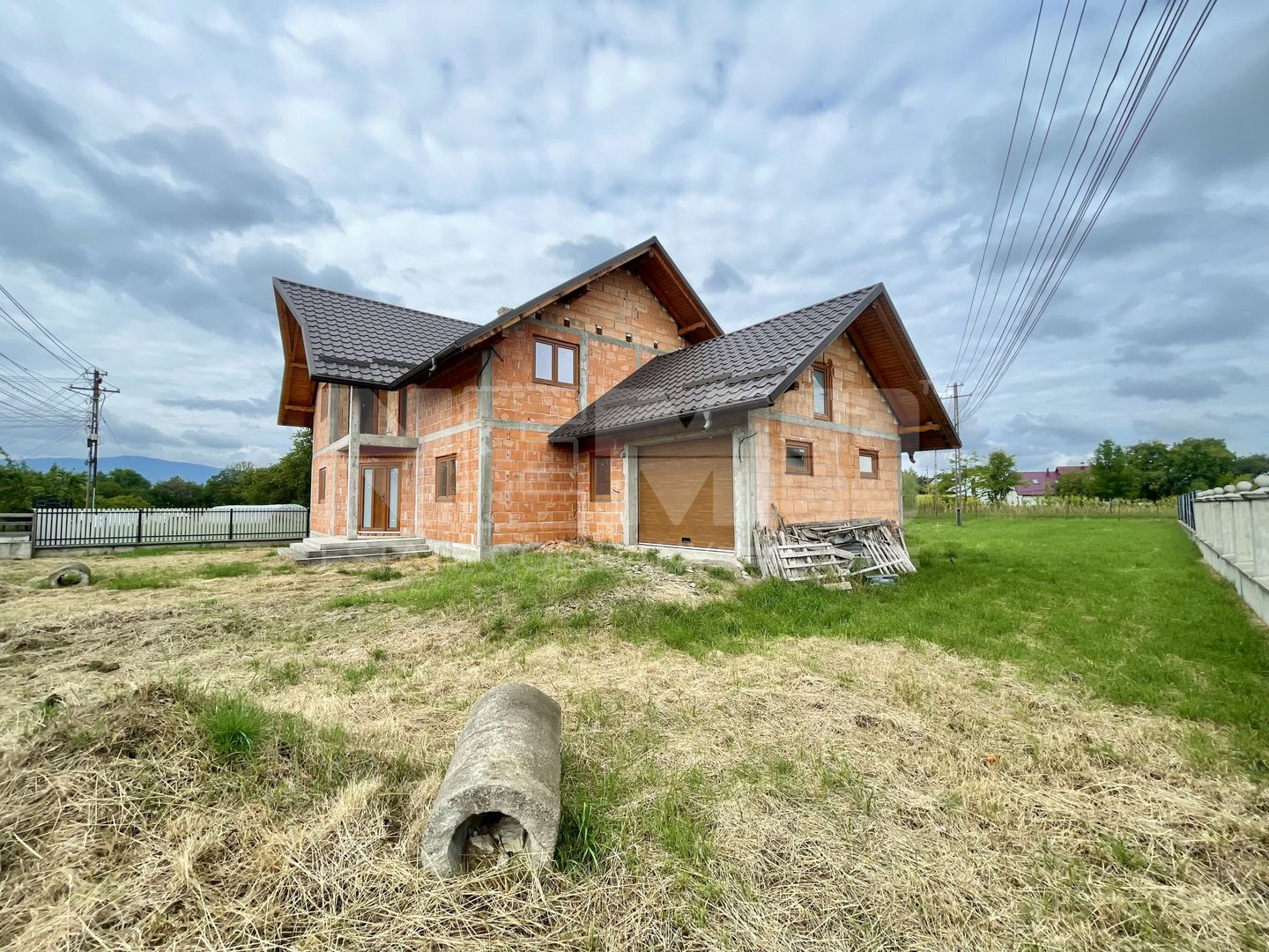 CASA LA ROSU DIN CARAMIDA + GARAJ I 12,5 ARI I VICOV DE SUS I - Poză 1