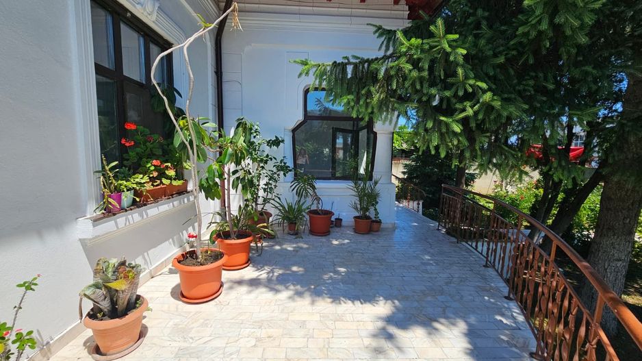 Casa eleganta cu tavane inalte si gradina superba - Poză 8