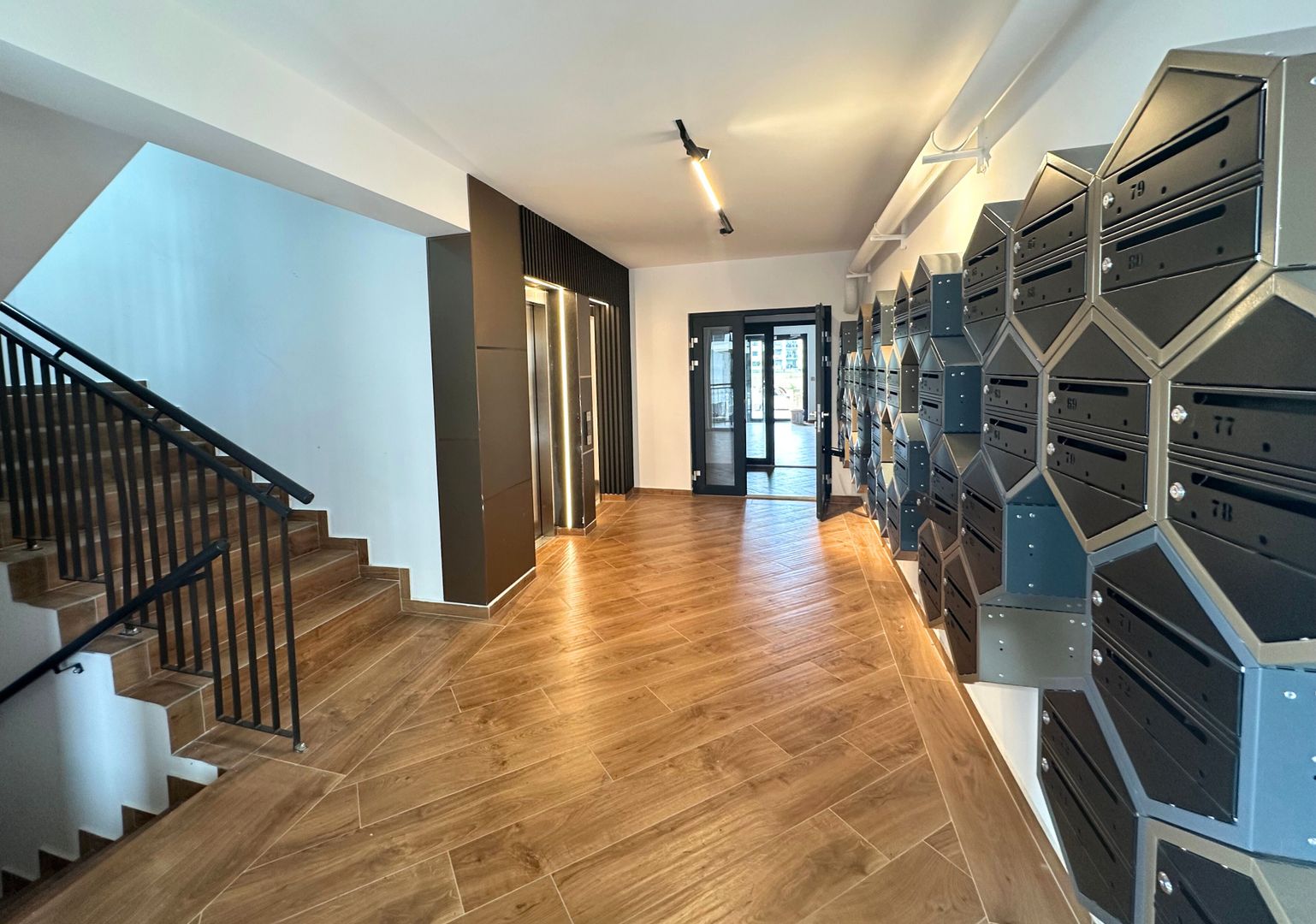 Apartament tip studio cu bucătăria mobilată zona Coresi Brasov - Poză 2