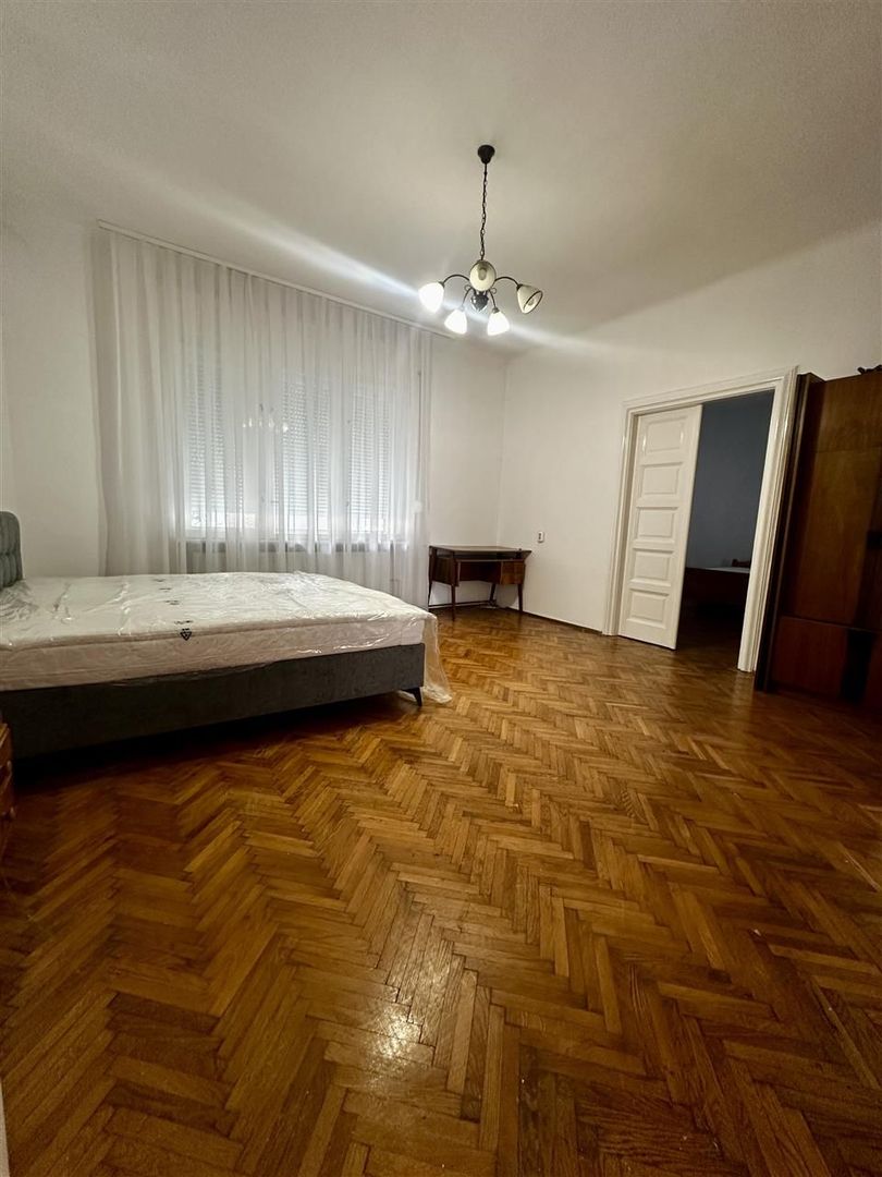 Casa Ultracentral singur ï¿½n Curte - Poză 3