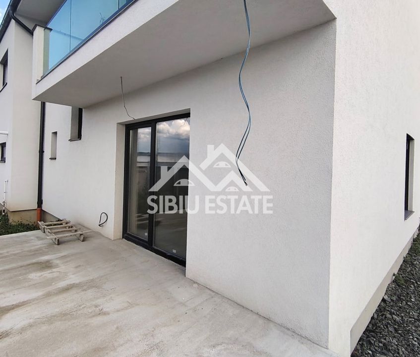 Casa 4 camere, 3 bai, garaj si curte larga, Sibiu Selimbar - Poză 1