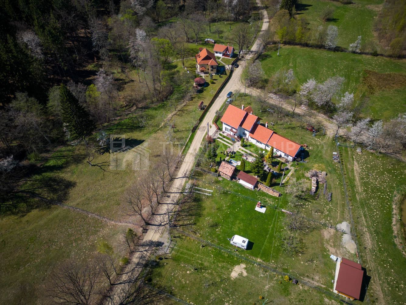 Teren intravilan, pretabil pentru casa de vacanta, 2000 mp - Poză 2