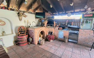 Casa perfectă pentru familie – curte, foișor cu grătar și garaj triplu - Poză 32