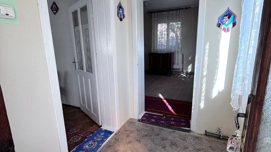 Casa de vanzare cu 3 camere, zona Schit - Poză 2