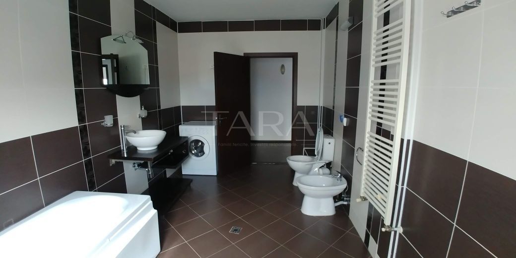 Apartament pe două niveluri cu garaj și parcare. - Poză 4