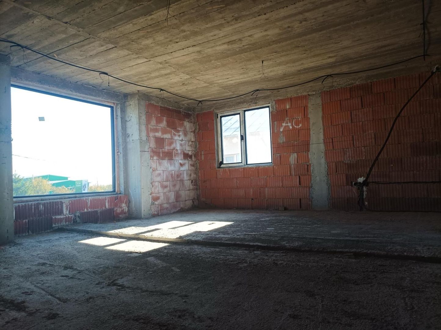 Aproape de oraș! Vânzare casă cu 5 camere în Ulmi! - Poză 16