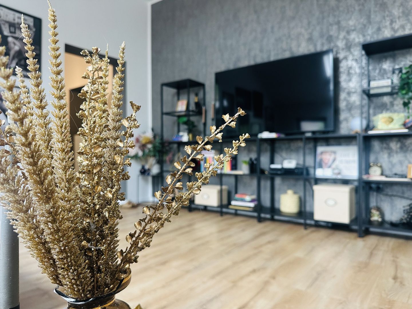 Apartament cu personalitate – 2 camere, 65 mp, tavan înalt 3,40 m | Dumbravita - Poză 1