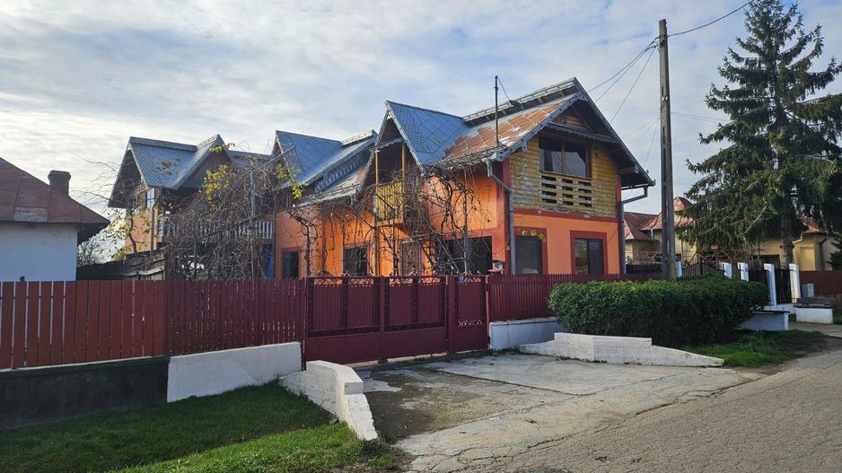 Casă de vânzare în Golești – locație excelentă lângă muzeu - Poză 1