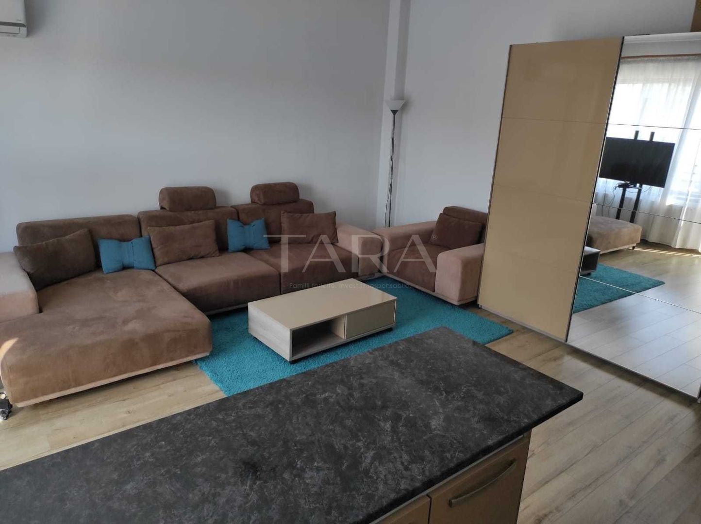 Apartament cu 2 camere, mobilat și utilat, parcare inclusă. - Poză 1