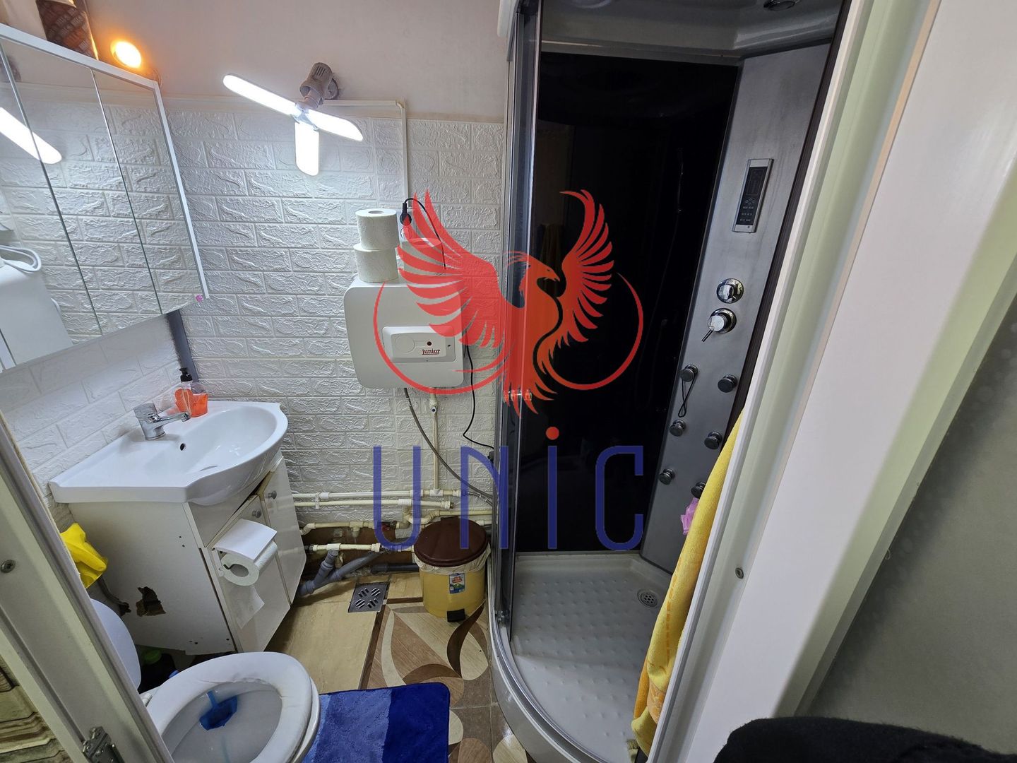 Camera de camin transformata in garsoniera! - Poză 4