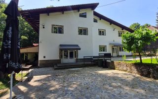 In inima muntelui! Vanzare pensiune in Moroeni-Jud Dambovita - Poză 1