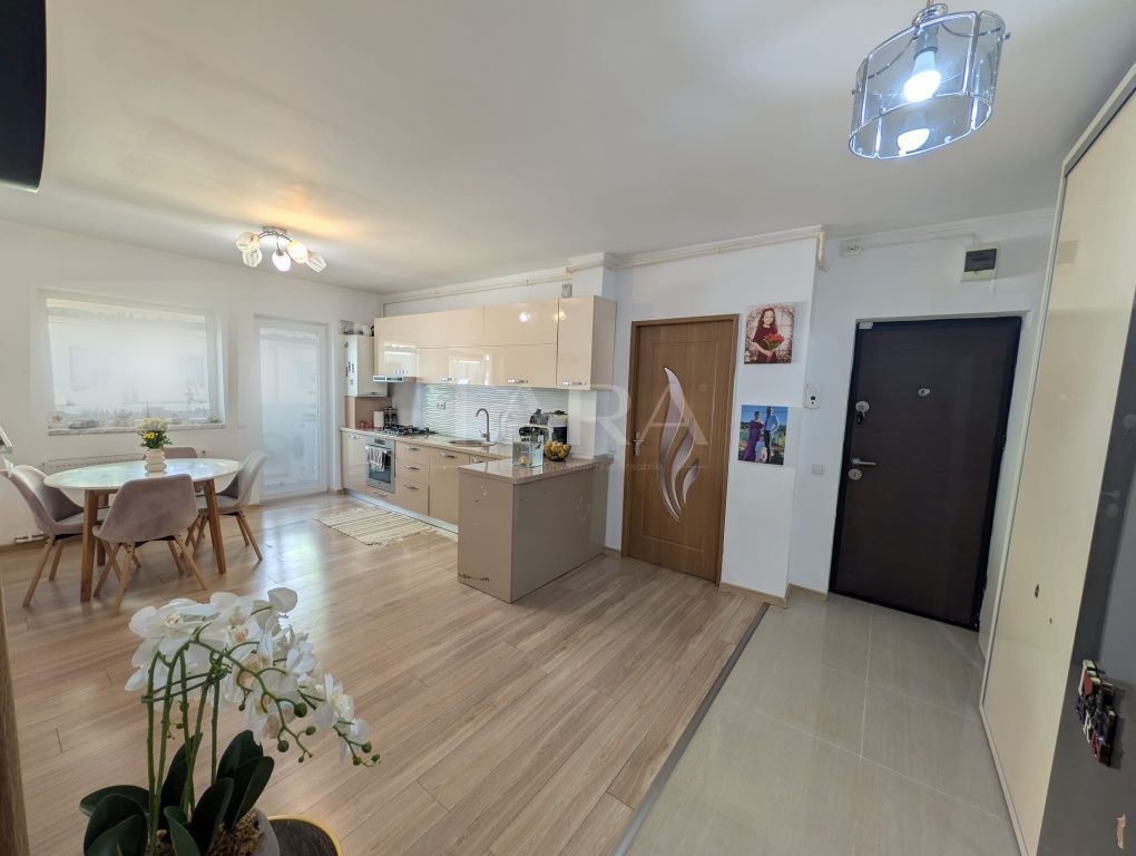 Apartament cu 3 camere, balcon închis, parcare cu CF separat. - Poză 2