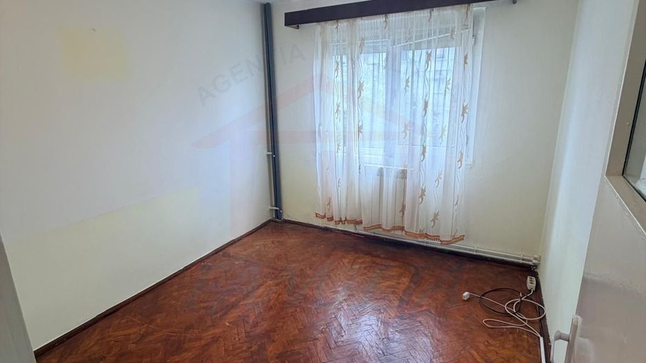 Vanzare apartament cu 4 camere in Micro 13, etaj 3, pret 65 000 euro - Poză 14