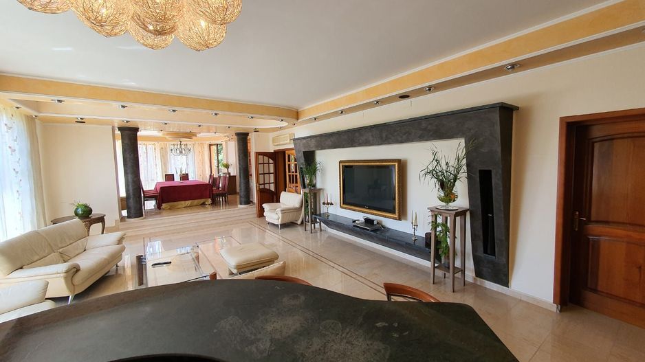 Vila unicata | Teren de 3000 m2 | Piscina si vegetatie matura - Poză 9