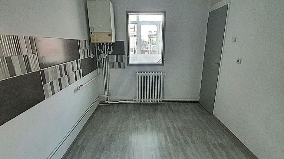 Apartament 2 camere etaj 1 balcon inchis pe Semaforului - Poză 2