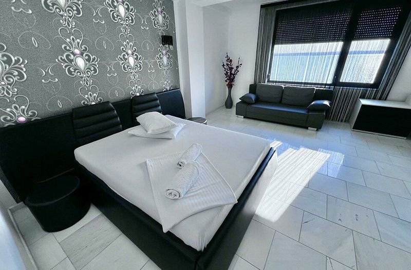 Apartament 2 camere Vila Sophia 1 - Vedere frontala la lac - - Poză 12