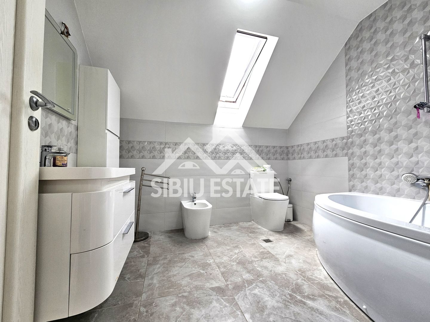 Casa 6 camere, teren 1000 Sibiu Tocile - Poză 8