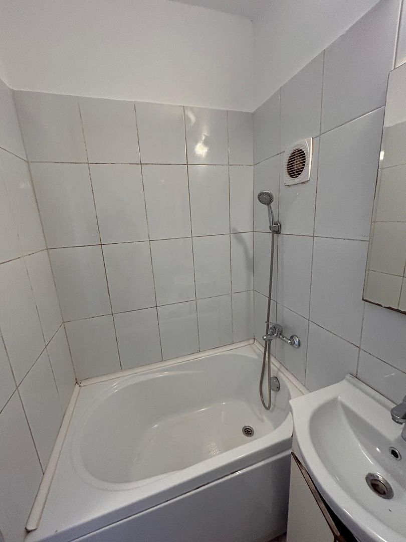 Apartament 2 camere, renovat, instalatii noi, parcare - Poză 4