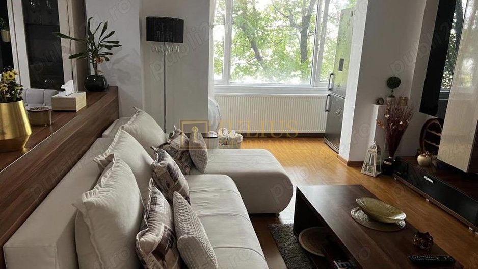 Central ,3 camere  , 2 dormitoare 2 bai , living cu bucatarie open  space - Poză 1