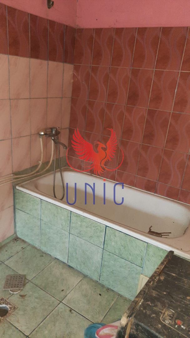 Casa cu teren de 1969 mp - Amarastii de Jos - Poză 9