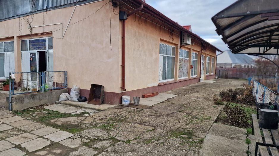 Se oferă spre vânzare / închiriere clădire cu spațiu comercial - Poză 12