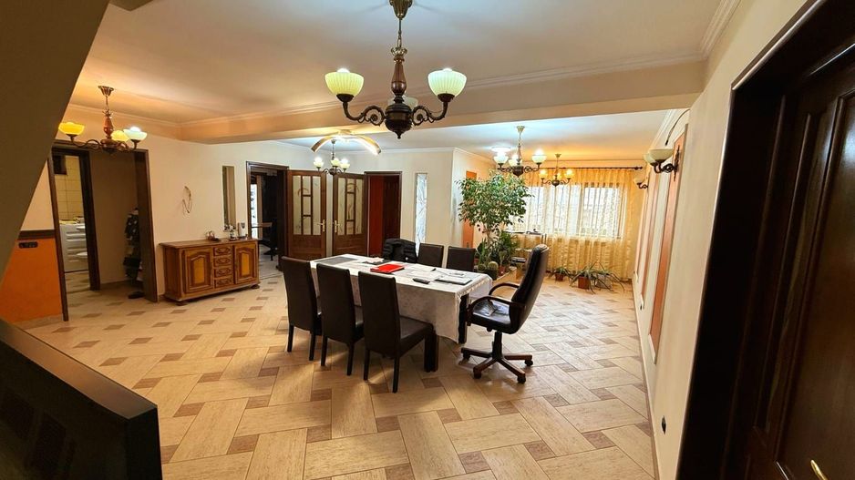 Cauți o casă mare sau spațiu pentru business? Aici le ai pe ambele! - Poză 18