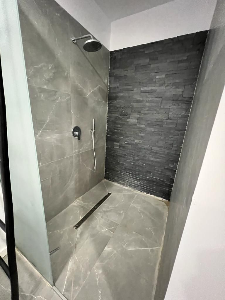 Locuinta moderna spatioasa cu garaj - Poză 23