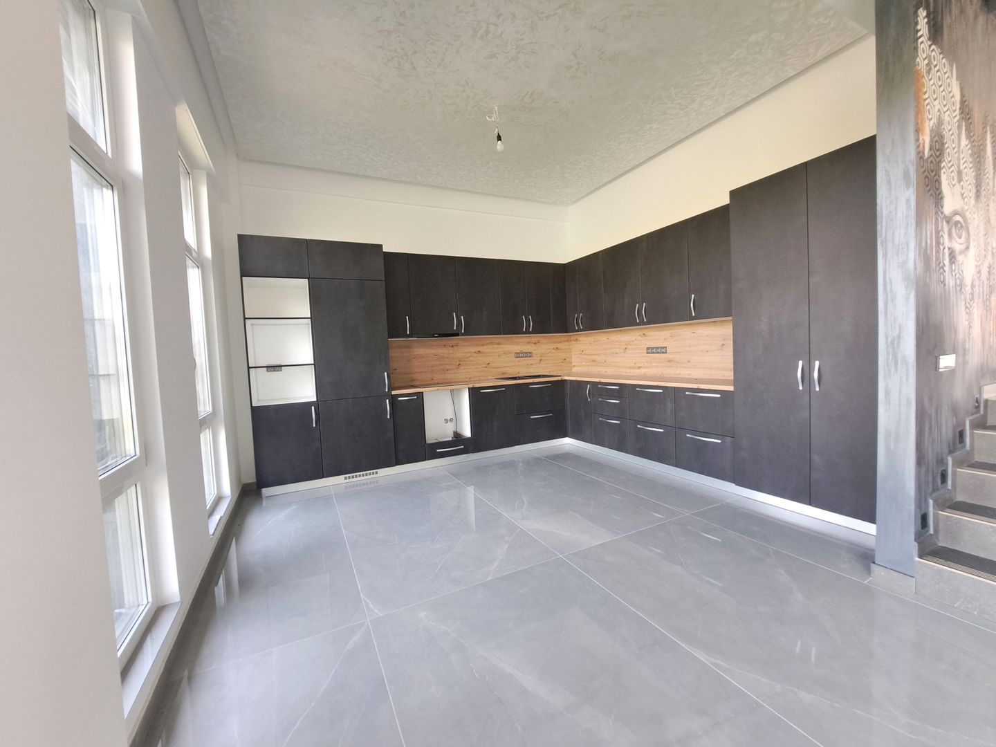 Casa cu piscina interioara si priveliste catre Cetatea Cisnadioarei - Poză 14