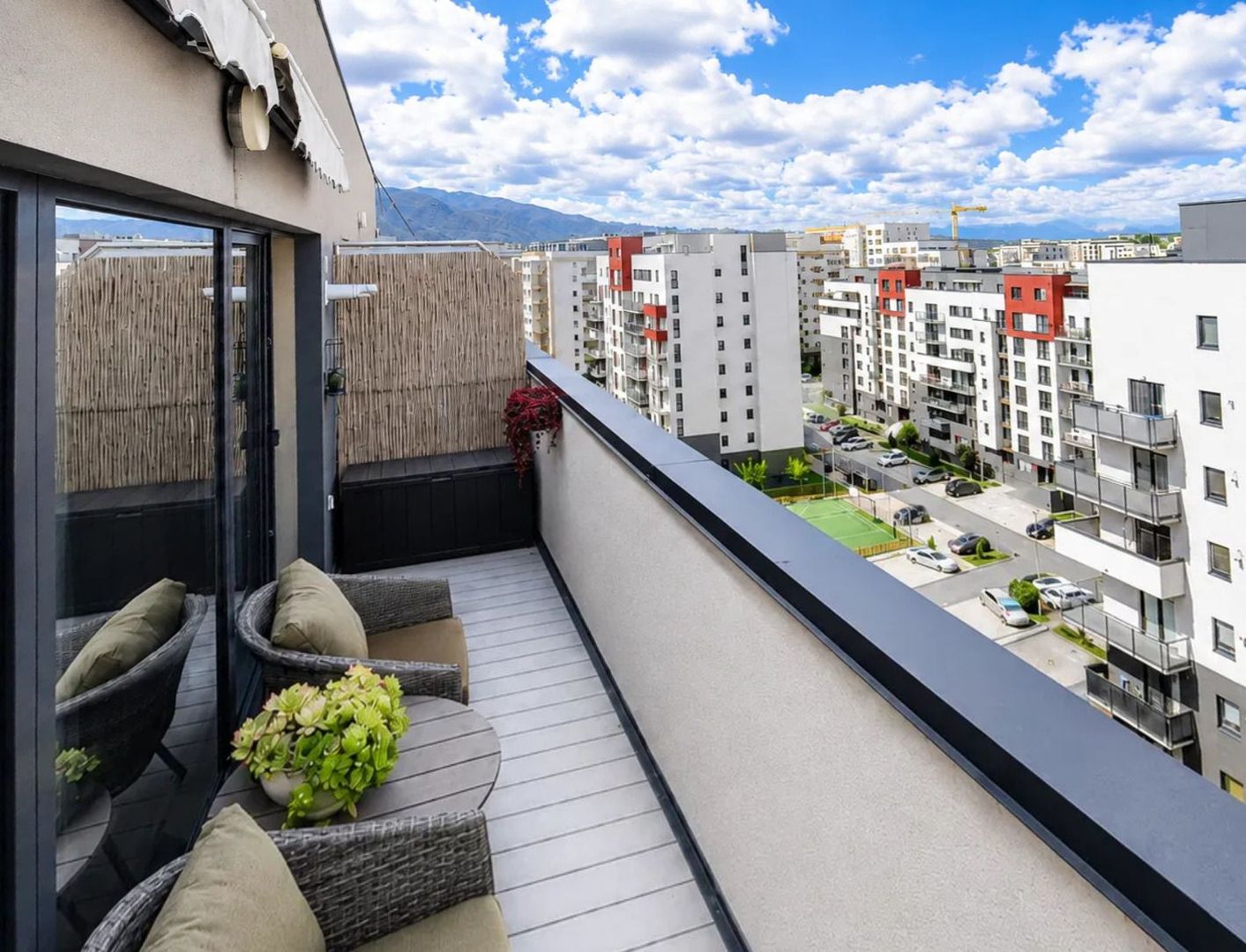 DUPLEX MODERN CU 3 CAMERE TERASĂ PARCARE ȘI BOXĂ CORESI - Poză 3