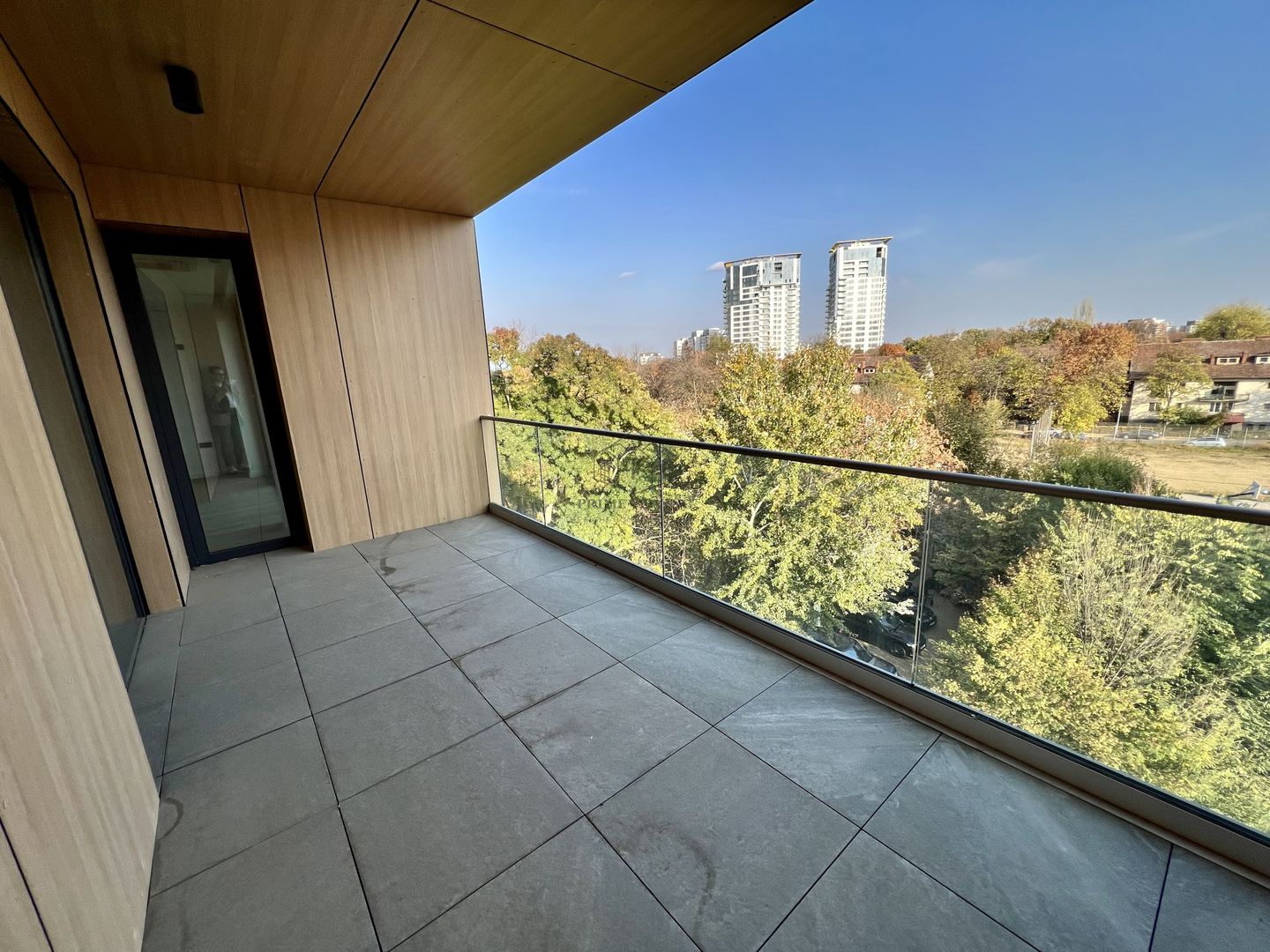 APARTAMENT DEOSEBIT CU 3 CAMERE LA VANZARE CU VEDERE LA LAC - Poză 16