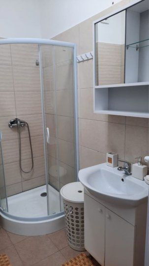 Garsoniera demisol foarte inalt centrala 26 mp - Poză 7