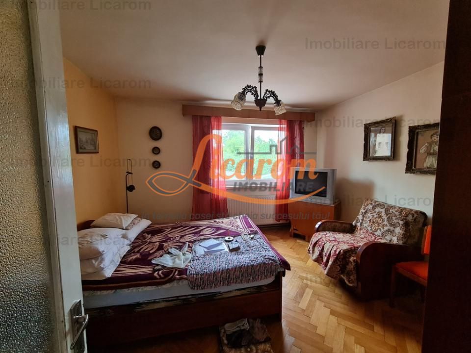 Proprietate individuala-3 apartamente,spatiu comercial,garaje,gradina,curte - Poză 4