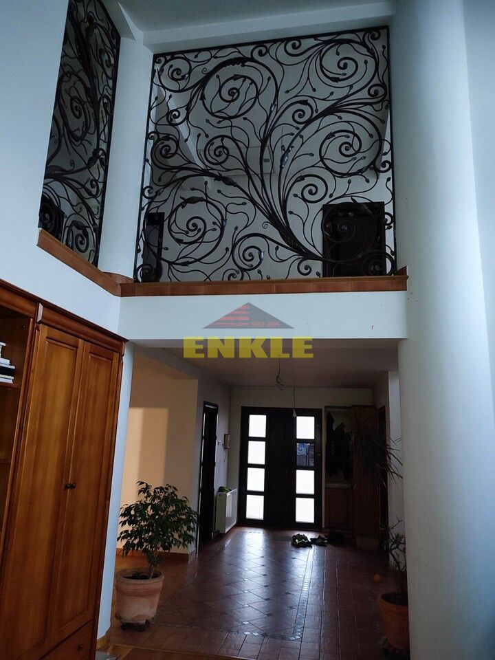 Vila 5 camere , zona Petru Rares -demisol+parter+etaj , pret negociabil ! - Poză 11