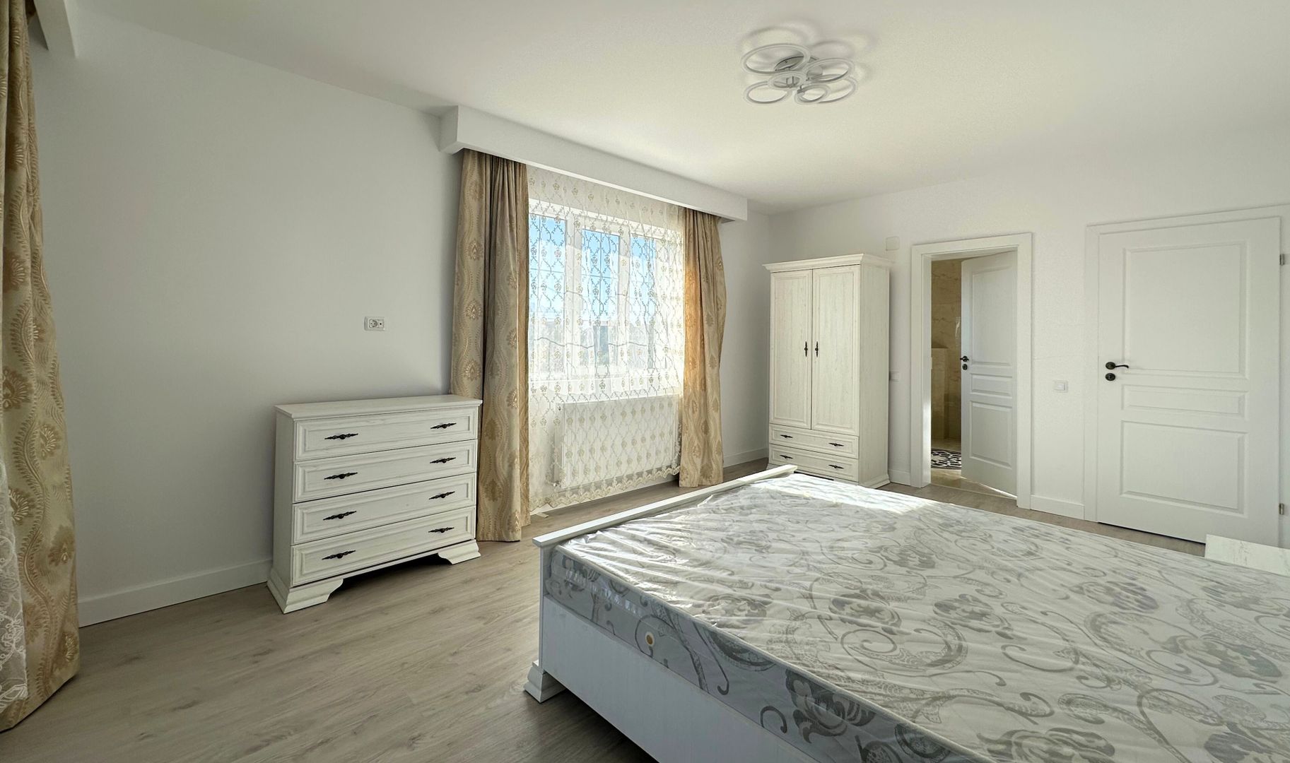 Vânzare casă 5 camere nouă elegantă și spațioasă în Hărman - Poză 24