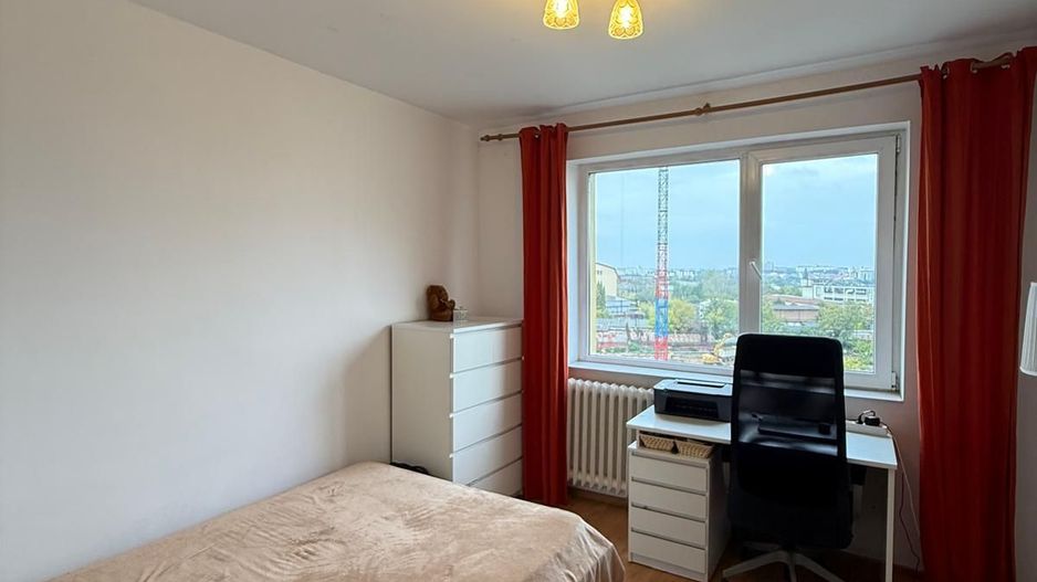 De vânzare 4 camere, spațios, 2 băi, 2 balcoane, lângă Mega Mall - Poză 2