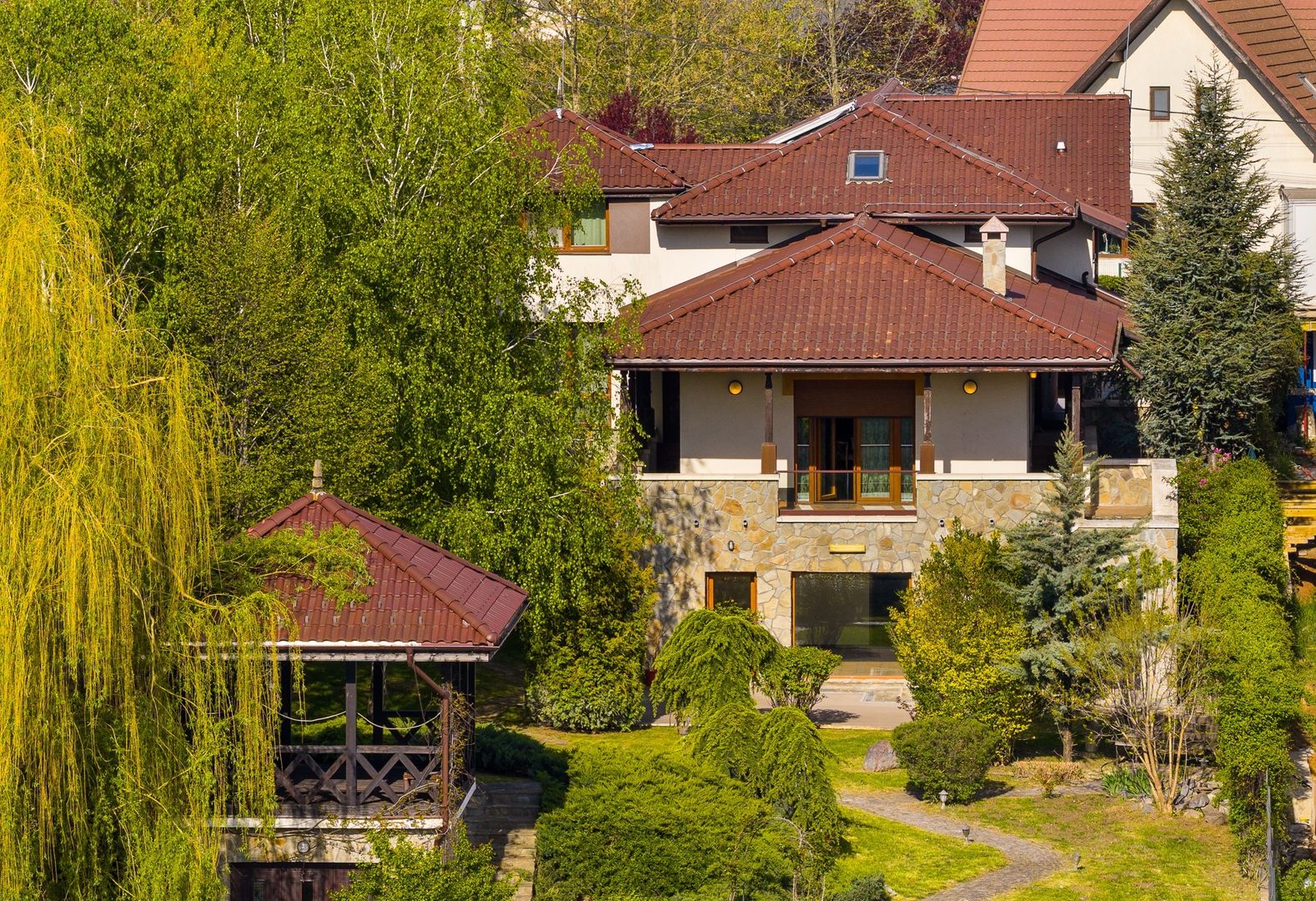Arhitectura din Piatra si Lemn pe Malul Lacului Mogosoaia - Poză 1
