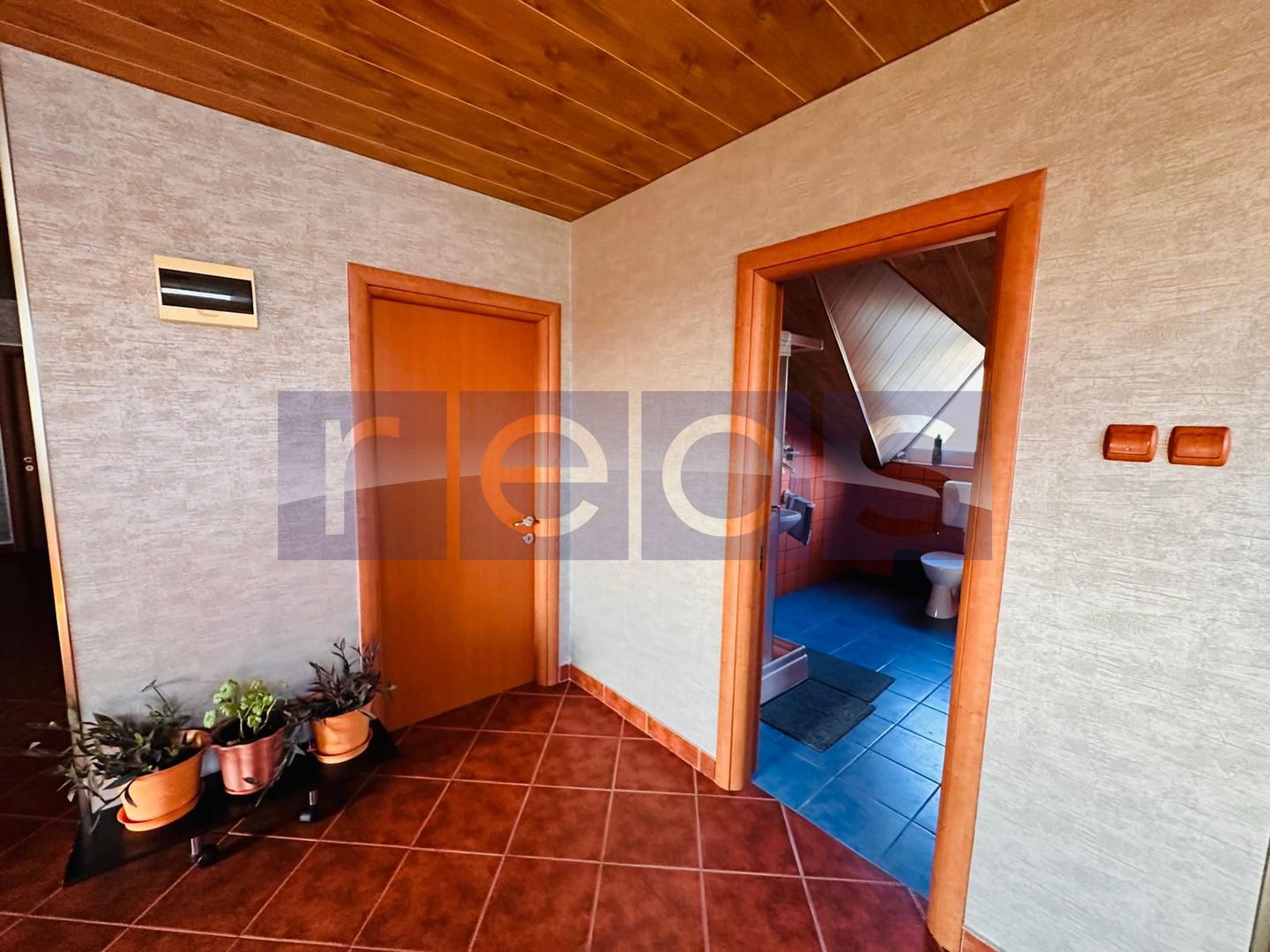VILA DE VANZARE PE LAC | CREVEDIA | 7 CAMERE - Poză 20
