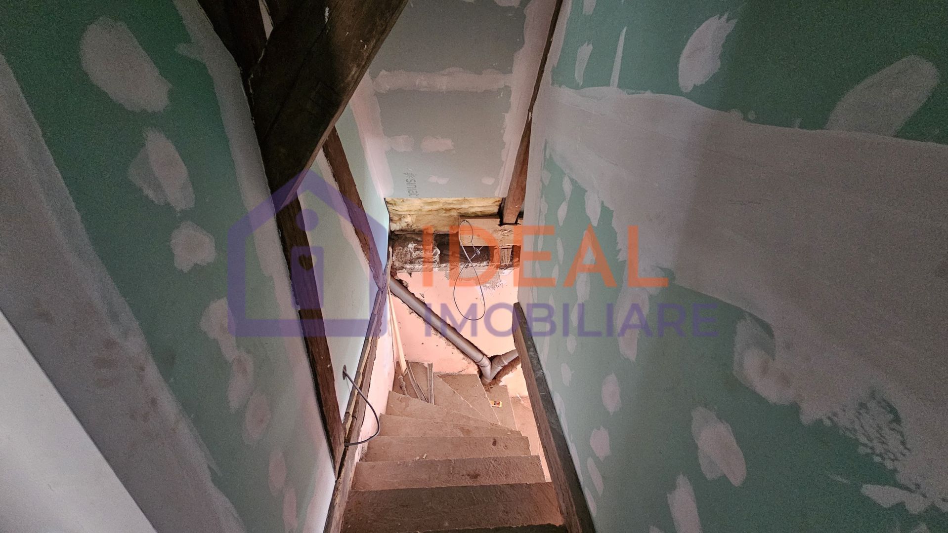 Casă veche, solidă, cu 4 camere, pivniță boltită și 4 băi – zonă centrală - Poză 7