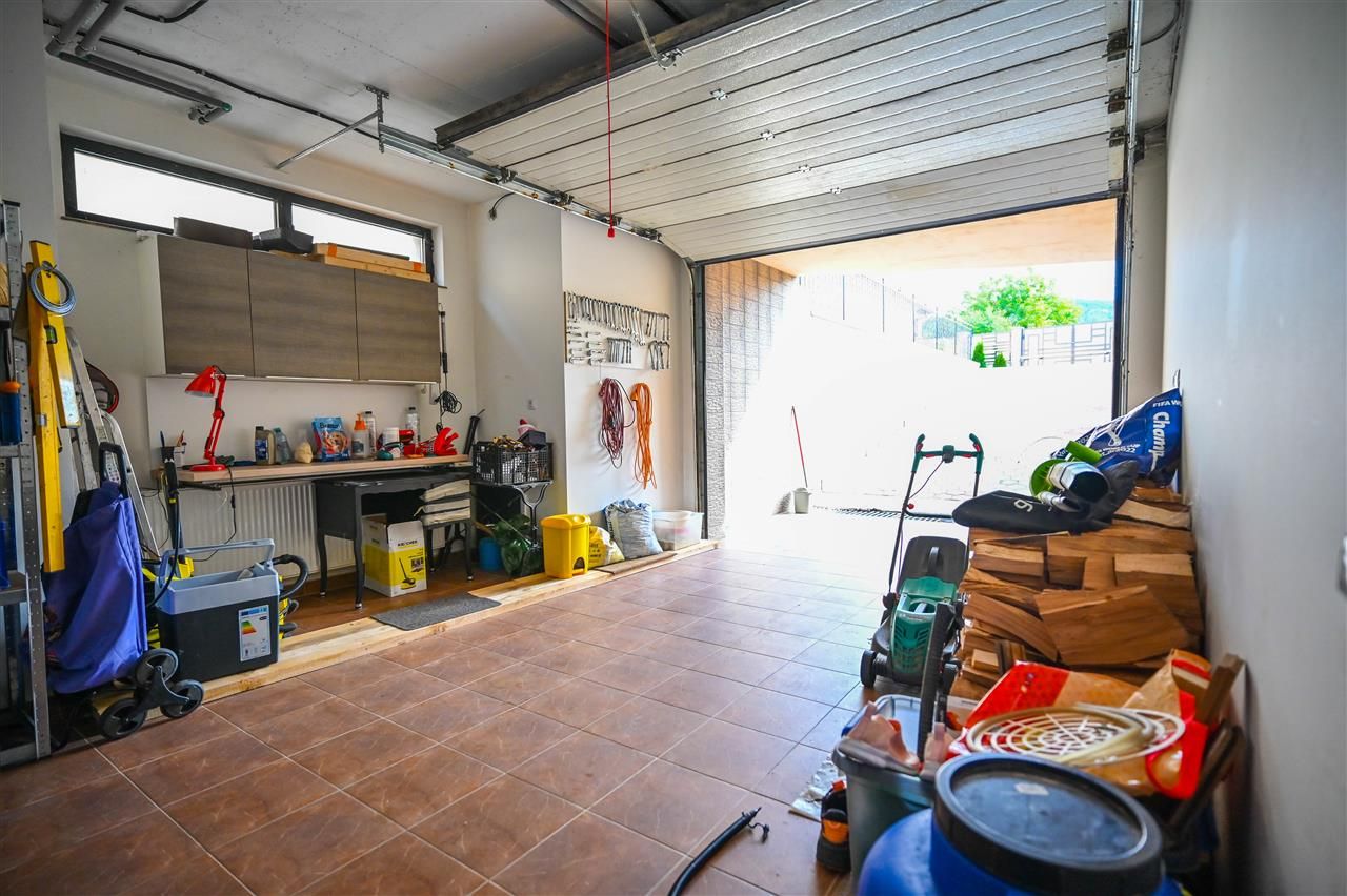 Somptuozitate in stil modern, 2 garaje, 3 terase, totul pe 1.000 mp teren - Poză 58