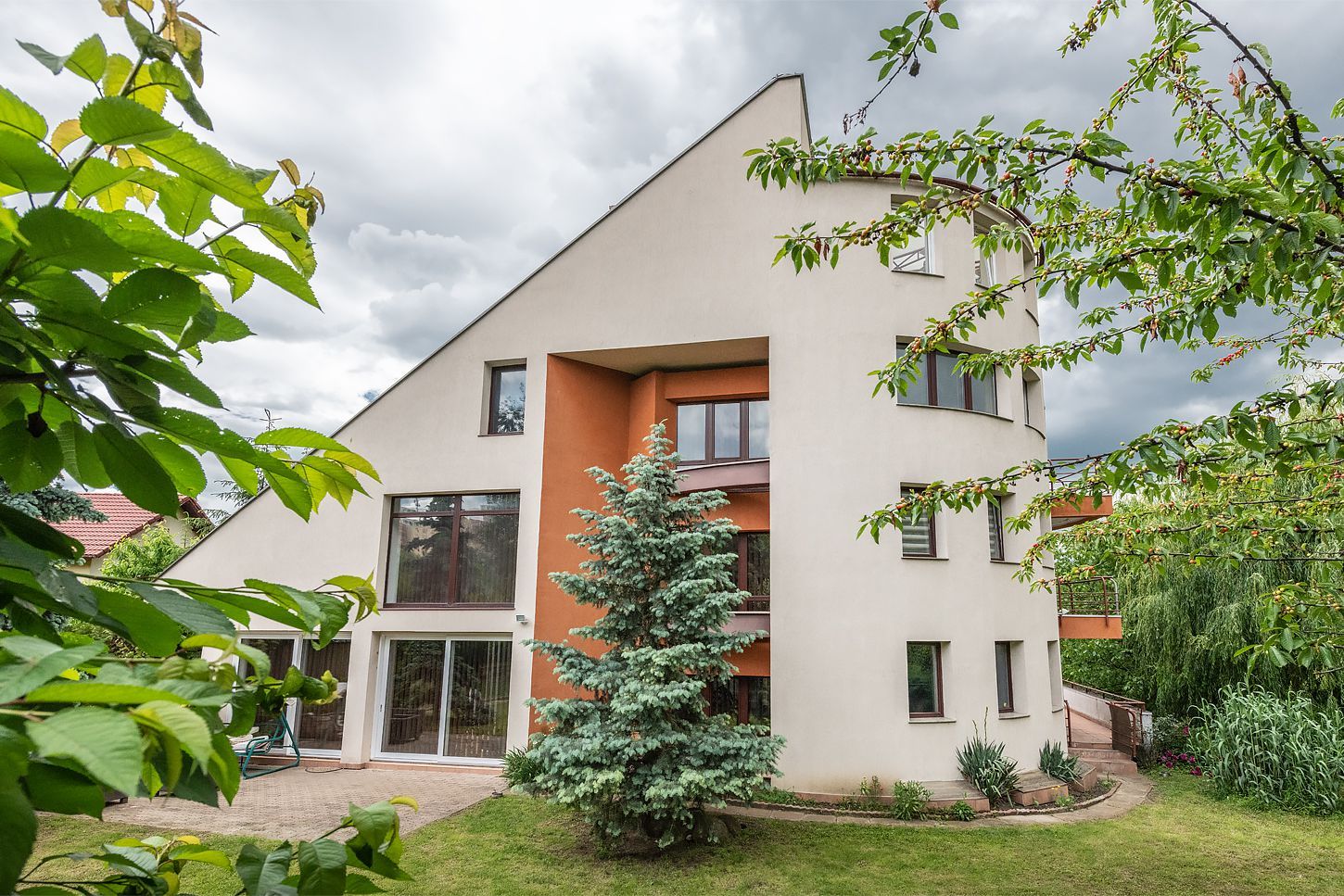Vilă cu 1.350 mp teren în mijlocul orașului Grădina Botanică - Poză 3