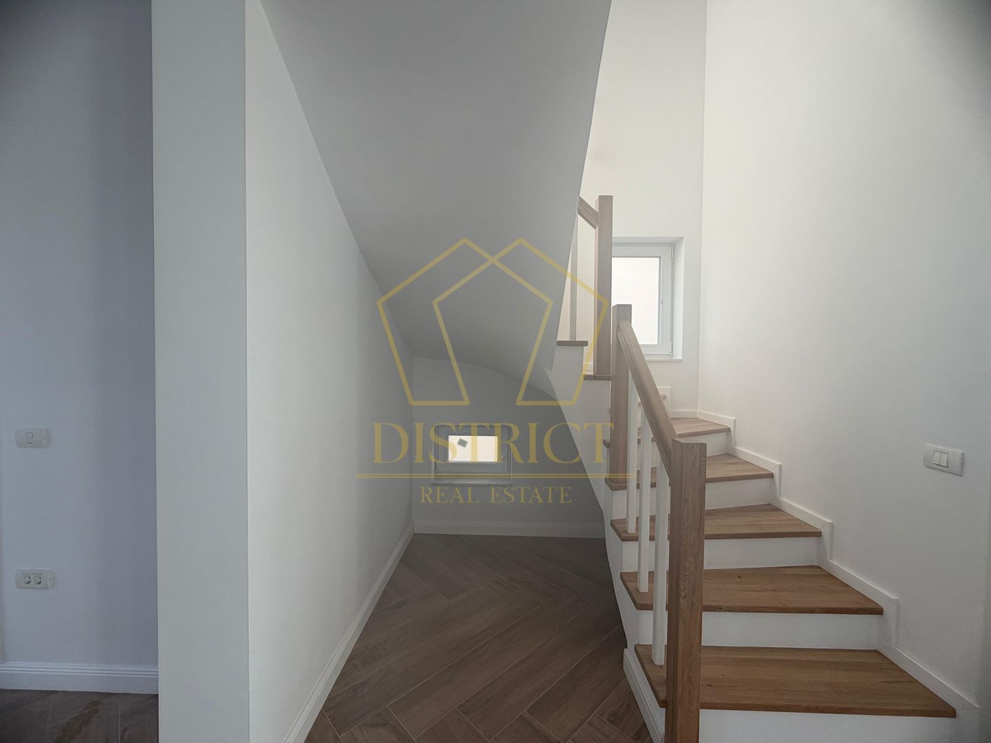 Duplex superb cu 5 camere despărțit prin camera tehnica I Mosnita Noua - Poză 5