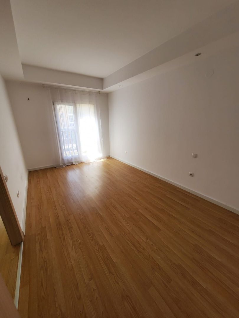 3 CAMERE IN COSMOPOLIS - Poză 15