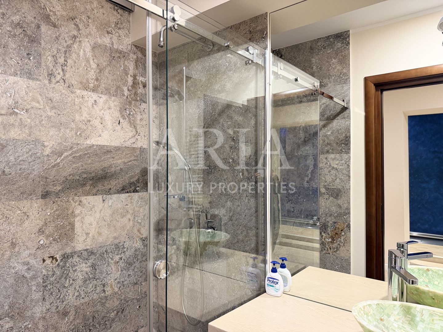 SNAGOV VILA | 36m DESCHIDERE LA LAC | PONTON 250mp | JACUZZI | SPA | BOWLING - Poză 24