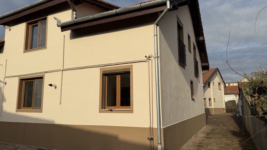 Investitie sau Locuit complex rezidential 4 apartamente cu 3 cam zona centrala - Poză 3