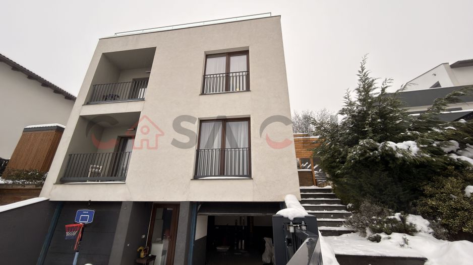 Apartament tip penthouse cu terasa si acces la curte - Poză 6