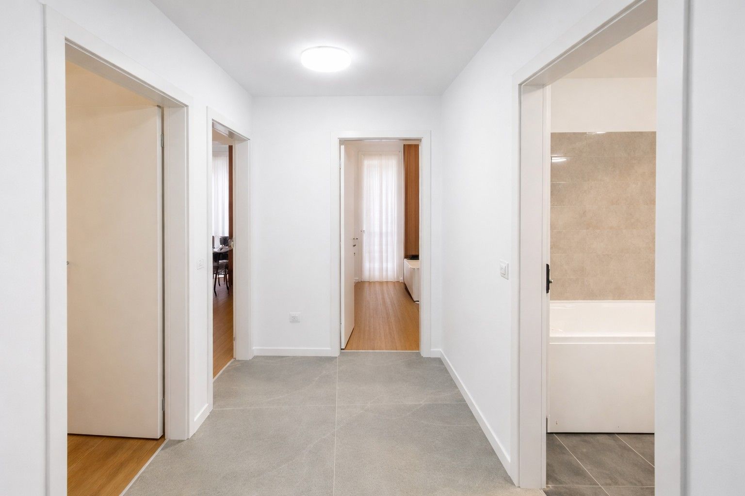 Apartament 3 camere, prima închiriere, la 25 minute de de Gara de Nord - Poză 3