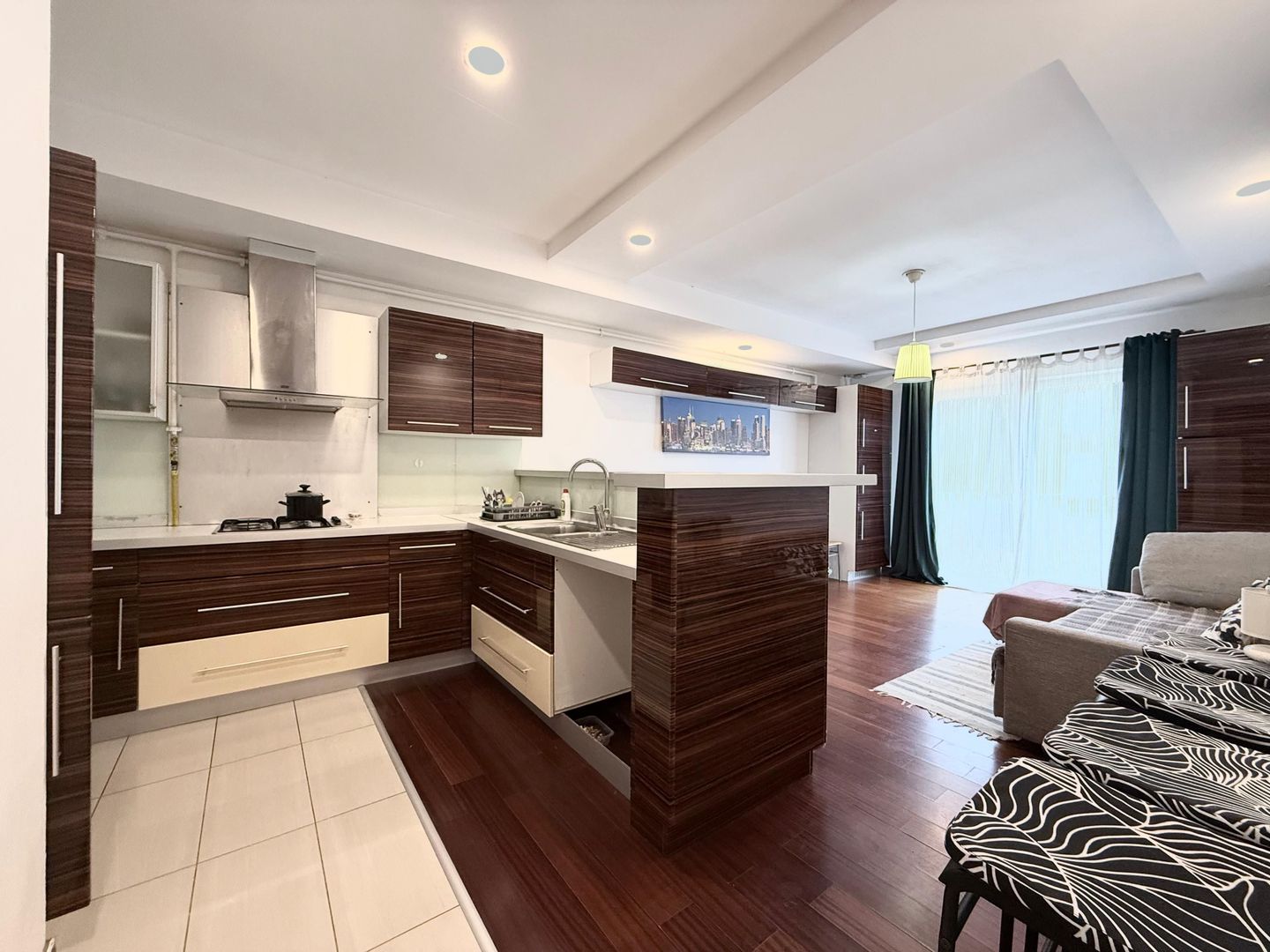 COSMOPOLIS - Apartament cu 2 camere, mobilat si utilat. - Poză 2