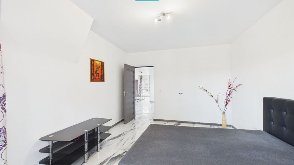 Vilă cu 5 dormitoare, piscină și garaj pe Eminescu - Poză 17