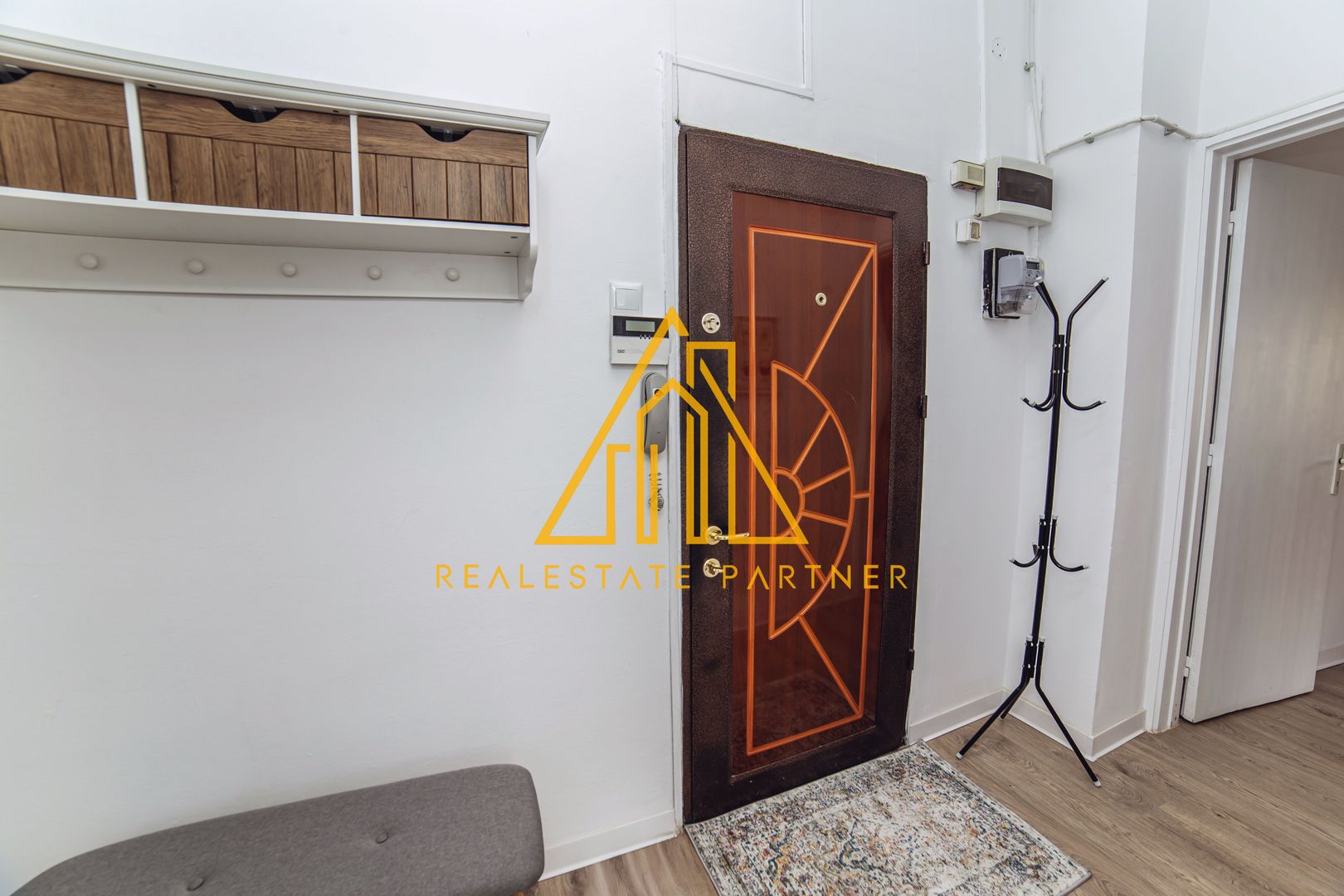 Apartament 4 camere renovat, central, ideal rezidențial sau activitate business - Poză 25